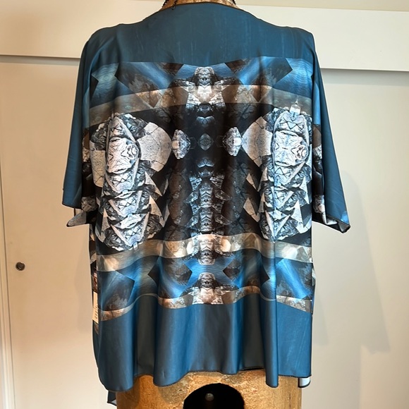 Geometric abstract kimono wrap resortwear - Picture 4 of 9